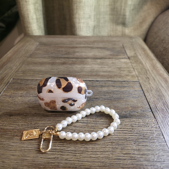 Accessories - Pearl Beaded Wristlet Keychain with Leopard AirPod Case